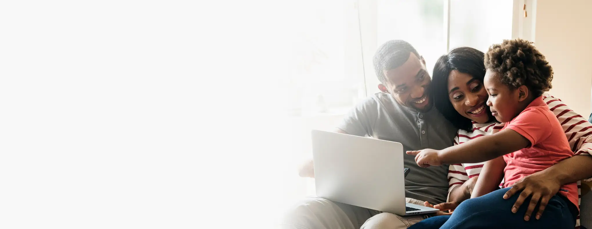 Famille heureuse qui Stream du contenu en ligne après coupure d'électricité , sans ups